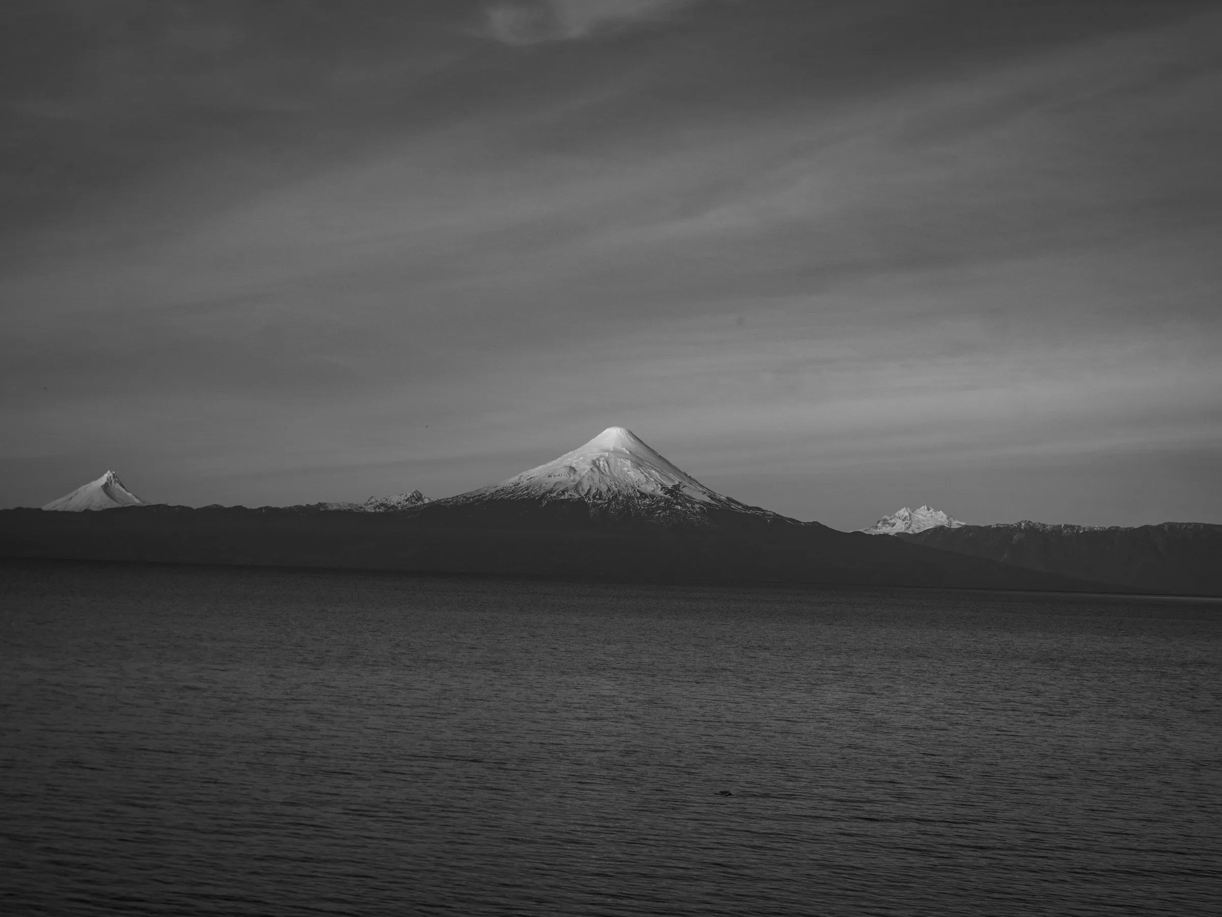 Volcán Osorno sobre el lago Llanquihue al atardecer
