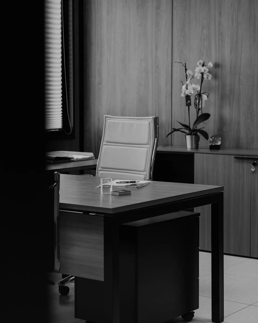 Escritorio de oficina sobrio con silla de cuero